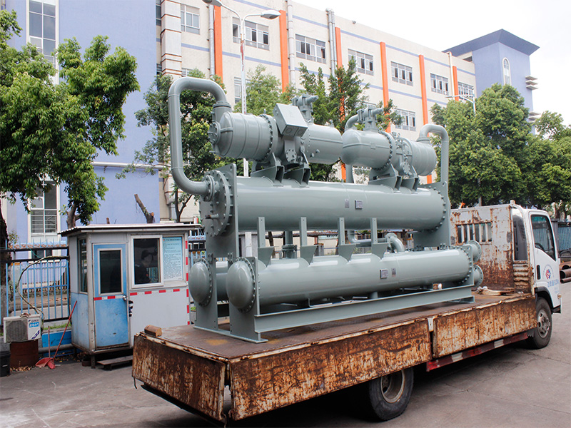 方管板蒸發器裝車出貨!聯合冷熱設備不負客戶所托